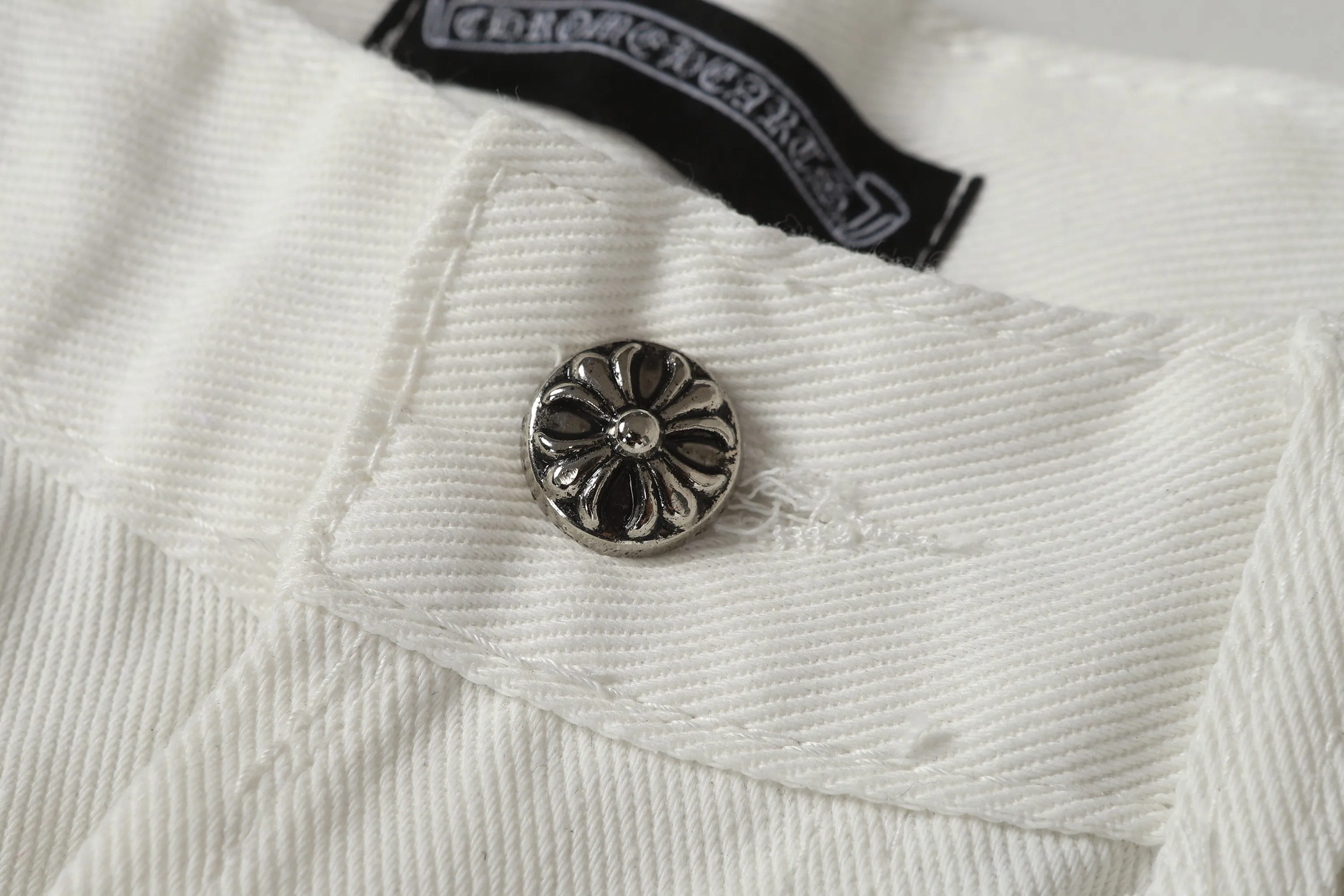 P280 -Chrome Hearts/Chrome Hearts 25ss classic white cow series colored leather cross washed color cloth unisex denim trousers -Vibe style straight stacked god-level version -carbon fine bias denim color cloth -old vintage complete set of hardware - Chrome Hearts white cow series The high version uses high-ounce custom fabrics, fermentation washing and soft color fixation, soft and thick to wear, the details are all hand-polished and manufactured with craftsmanship, all-over jacquard fabrics, unique design style After multiple processes to create a full retro feel, a niche and unique non-contrast shirt, custom-made distressed spray-painted buttons, every detail is crafted with craftsmanship. Color: Picture color Code number: 28-36